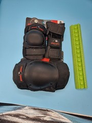 NEW Eight Ball Kids 8+ Wrist Knee Elbow Pads Multi Sport Protective Pad Set BlK