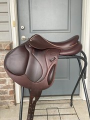2017 Devoucoux Chiberta O Jump Saddle – 17″ Seat / 1AA Flap / Arcade Normale