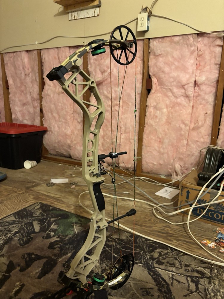 Bear Adapts Plus Thp Compoundbow 55-70 Ib, Right Handed With True Ball Release