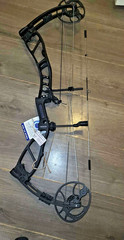 NEW ELITE TERRAIN BOW 25.5″-31.5″ right hand 55-70lbs BLACK extras