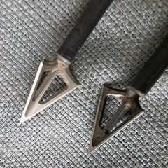 Easton C2 Epic 300 9.1 GPI 30.5 in Arrows 4pc & 100 Grain Fixed-Blade Broadheads