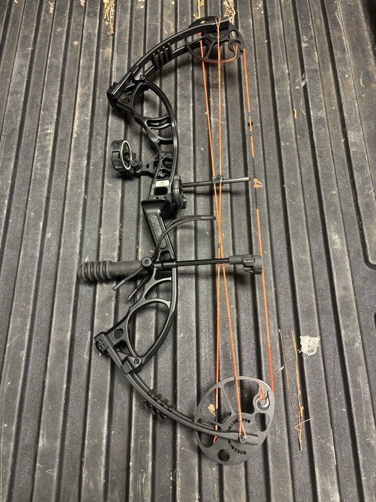 Diamond A10958 Edge XT RH Compound Bow With Package Black 20-70 lb