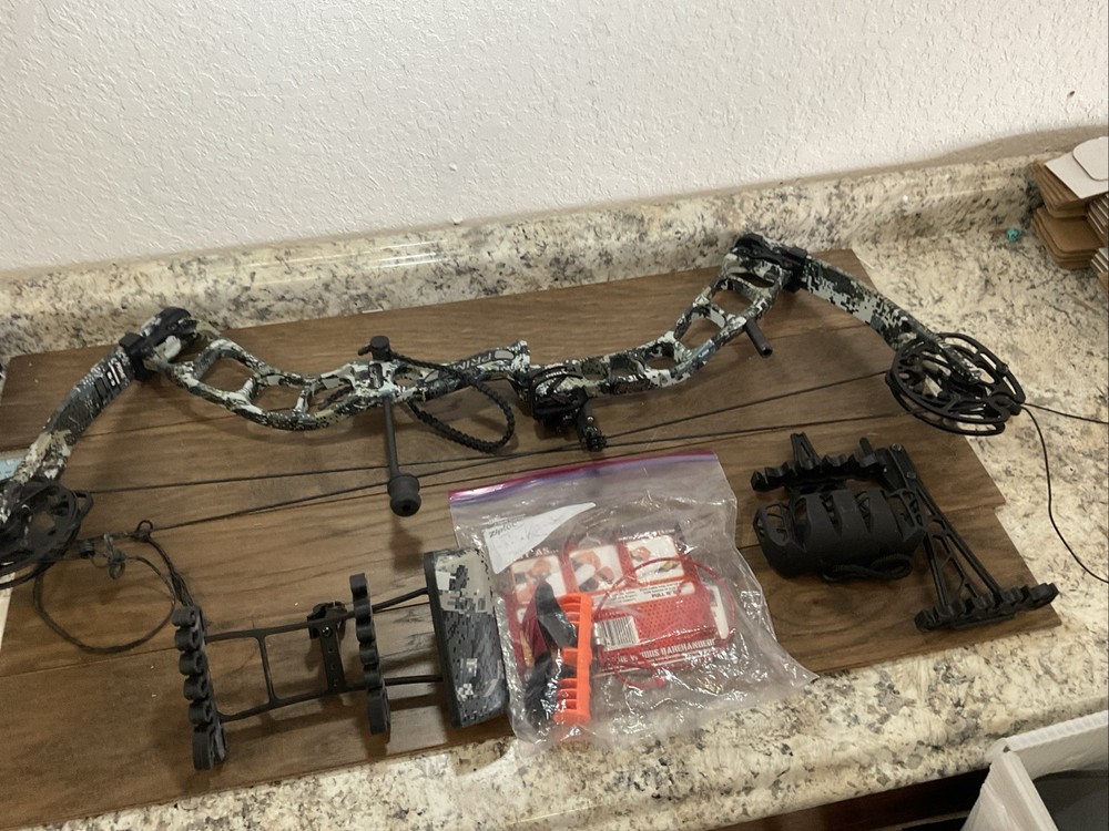 Prime Centergy, RH, 82X 60-70x Compound Bow, Complete Setup. With Holders