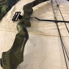 VINTAGE BEAR WHITETAIL II COMPOUND BOW 70# 30″ DRAW LENGTH WITH CAMO BAG