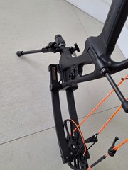 Hoyt RX9 RH 70′ Black Carbon Fiber bow with Hoyt 2.0 stand & QAD rest.