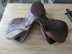 Premium 16.5” Leather Jump Saddle – FF M – Dover Hardware + Rack