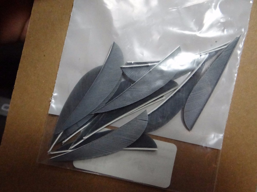NEW GRAY 2.5 INCH RIGHT WING PARABOLIC TURKEY ARROW FEATHERS 12 PACK $4.99