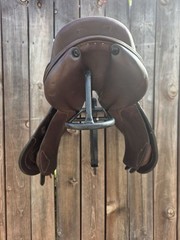 Premium 16.5” Leather Jump Saddle – FF M – Dover Hardware + Rack