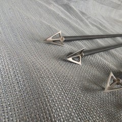 Easton C2 Epic 300 9.1 GPI 30.5 in Arrows 4pc & 100 Grain Fixed-Blade Broadheads