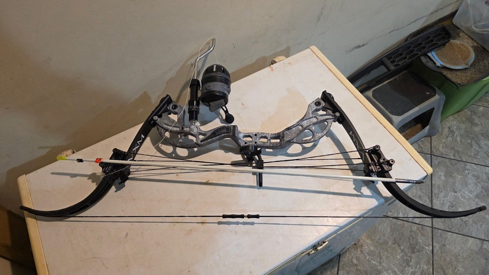 Muzzy Bowfishing 8008 VXM Lever Action Bowfishing Bow Package