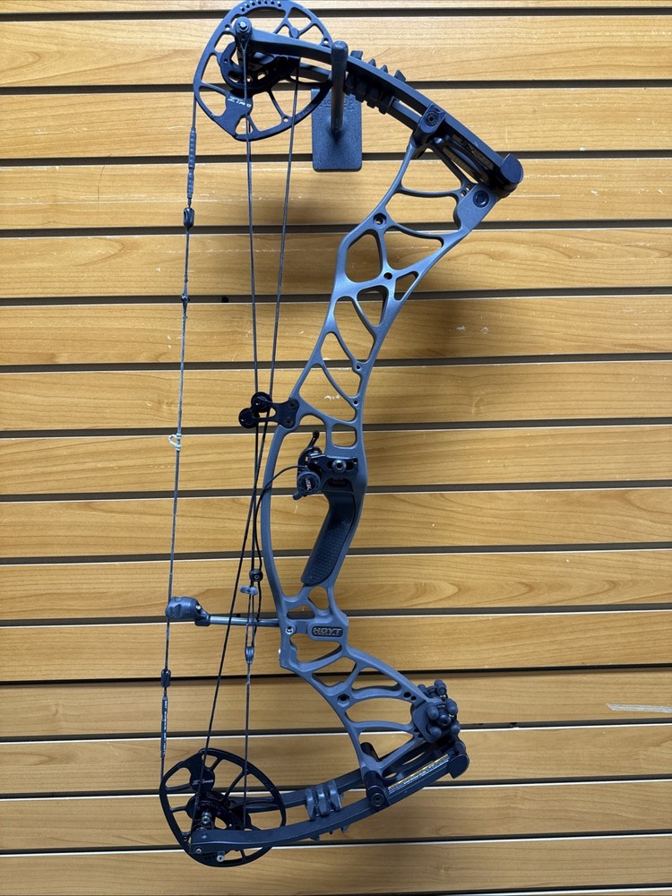 Item 4237 – Hoyt Archery Compound Bow – Helix – RH – Gray – 70# Max – 27-30” –