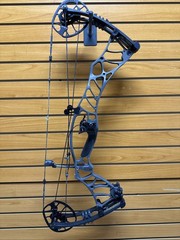 Item 4237 – Hoyt Archery Compound Bow – Helix – RH – Gray – 70# Max – 27-30” –