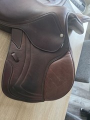 Premium 16.5” Leather Jump Saddle – FF M – Dover Hardware + Rack