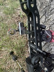 Mathews VXR 28- RH-Black Riser Ambush Limbs LOADED