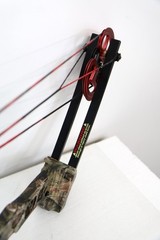 Barnett Vortex Hunter Beginner Compound Bow – Camo / Red – RH (28″ Ax-Ax) 2011