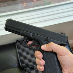 Glock 17 Gen 5 Air Pistol Comes With Case, Ammo And Tool