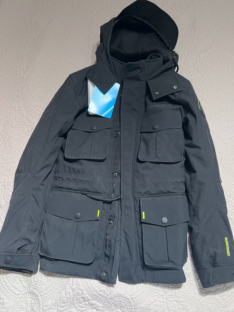 HUSQVARNA Motorcycles pilen jacket – BLACK – SIZE S – NEW ITEM WITH TAGS