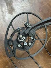 NEW BOWTECH CARBON ONE X Compound Bow in Black RH 70# 25.5-30.5″ 339fps