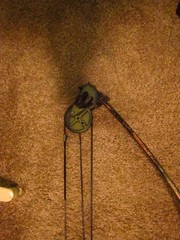 ARCHERY BUNDLE- VINTAGE BEN PEARSON PRO SERIES MARK IV COMPOUND BOW w/ 8 ARROWS