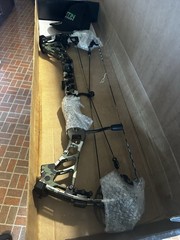Martin Archery Firecat M3 RH Compound Bow 70lb, 29in DL, 30 in ata. Green/Black